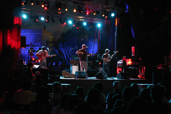 Concert de Manel al Passeig del Jardins de Cal Marqu�s. 2 de juliol de 2011