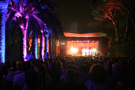 Concert de Manel al Passeig del Jardins de Cal Marqu�s. 2 de juliol de 2011