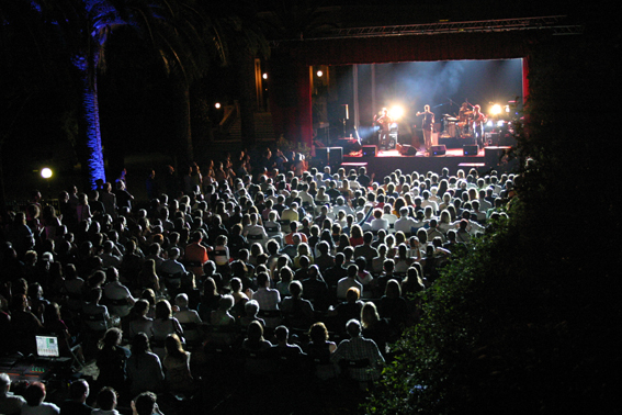 Concert de Manel al Passeig del Jardins de Cal Marqu�s. 2 de juliol de 2011