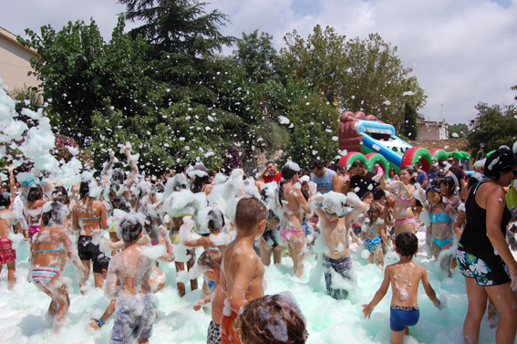 Inflables d�aigua i festa de l�escuma