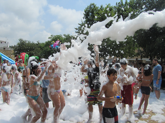Inflables d�aigua i festa de l�escuma