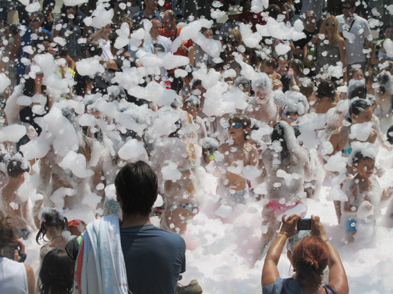 Inflables d�aigua i festa de l�escuma