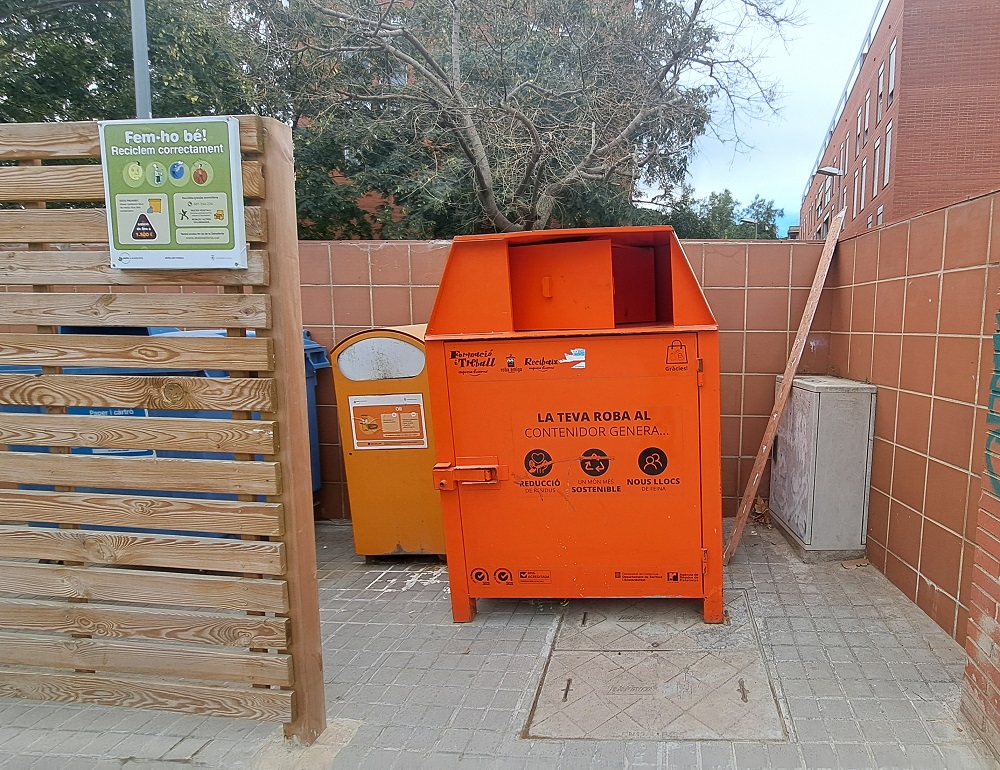 Contenidors de roba i oli Contenidors de roba i oli
